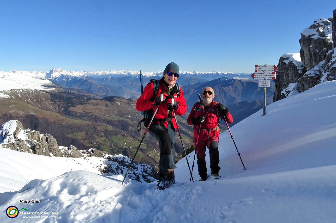 48 Al Passo 'La forca' (1848 m) spuntano gli amici Aldo e Giancarlo di rientro dal Bivacco Nembrini.JPG